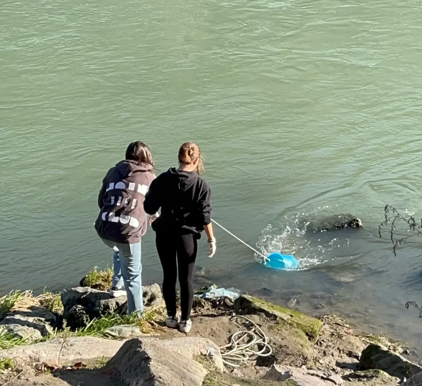 ragazzi raccolgono campioni di acqua